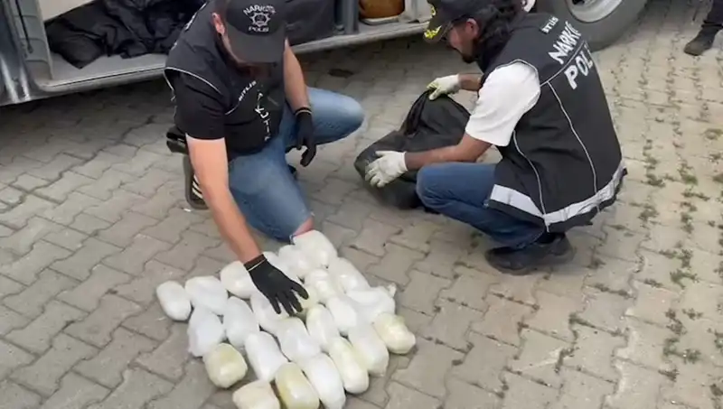 Yolcunun Valizinde 13 Kilo Metamfetamin Yakalandı: Uyuşturucu Kaçakçılığına Darbe