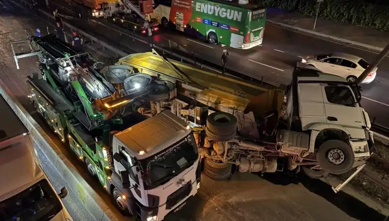 Moloz Yüklü Hafriyat Kamyonu Devrildi: Şok Edici Olayın Ayrıntıları