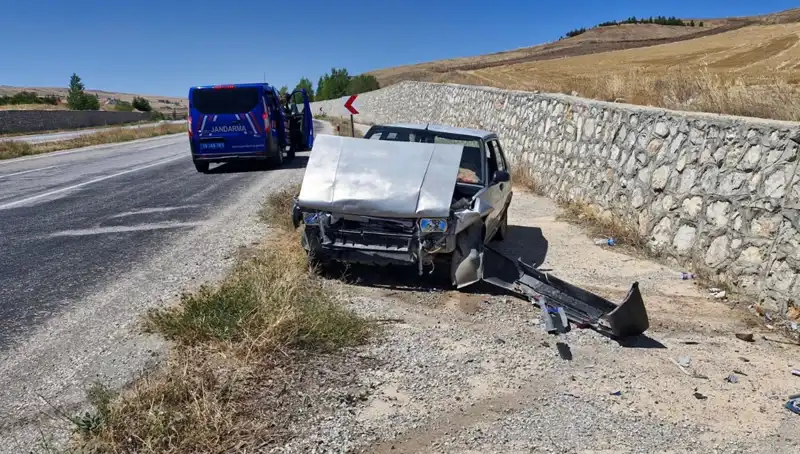 Kontrolden Çıkan Otomobil Duvara Çarptı: İki Yaralı Olayın Detayları!