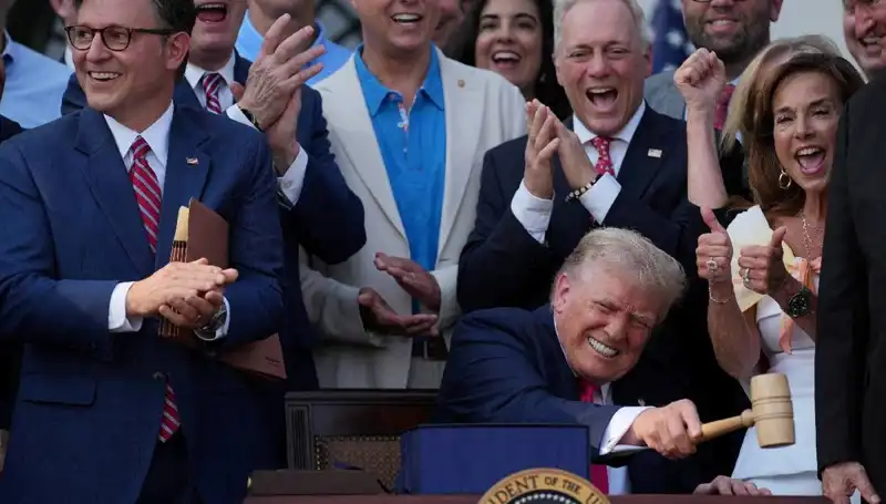 Trump, Ülkede Devrim Yaratacak "Büyük, Güzel Yasa Tasarısı"nı İmzaladı