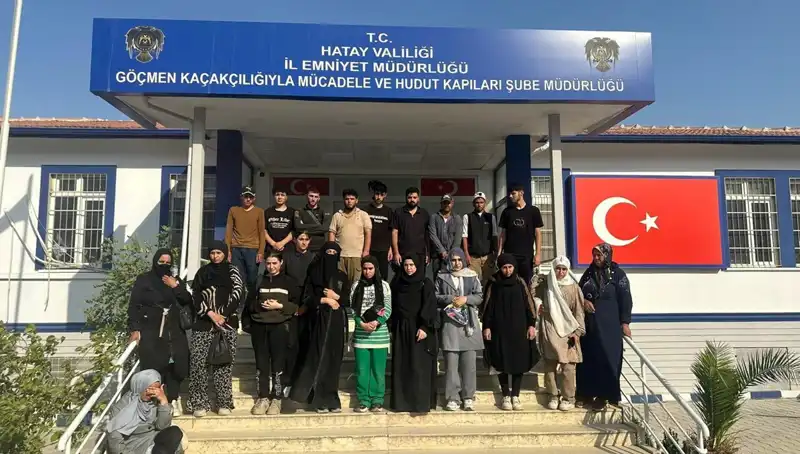 Minibüste Gizlice Taşınan 24 Göçmen Türkiye’ye Giriş Yaparken Yakalandı