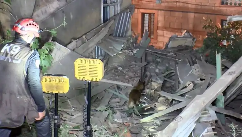 İstanbul'da Deprem Sonrası Bina Çökmesi: Can Kayıpları ve Kurtarma Çalışmaları