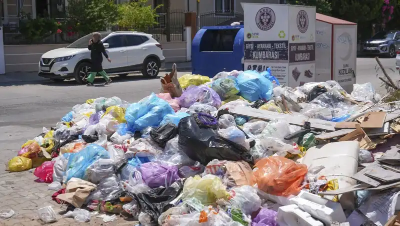 İzmir’de Çöp Yığınları: Şehrin Temizliği Tehlikede!