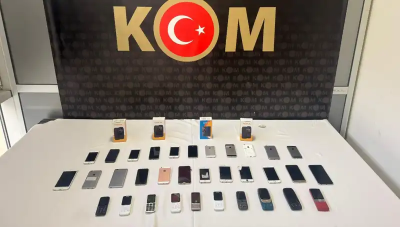 Gümrük Kaçağı 37 Cep Telefonu Ele Geçirildi!