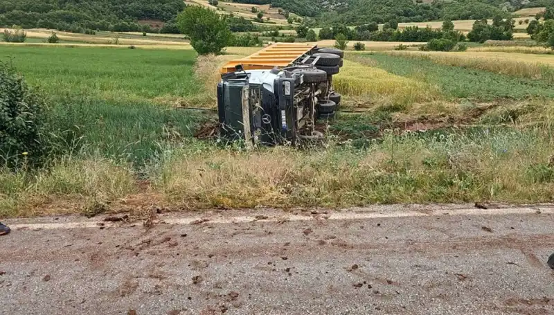 Tokat’ta Devrilen Kamyonun Şoförü Hayatını Kaybetti, Feci Kaza Detayları Ortaya Çıktı