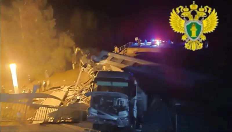Rusya'da Köprünün Trenin Üzerine Çökmüş Olması Korkunç Bir Felaket Yarattı