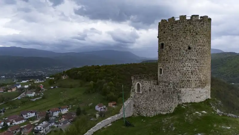 Bosna Hersek'teki Büyüleyici Sokolac Kalesi: Tarihin İzleriyle Dolup Taşan Bir Destan