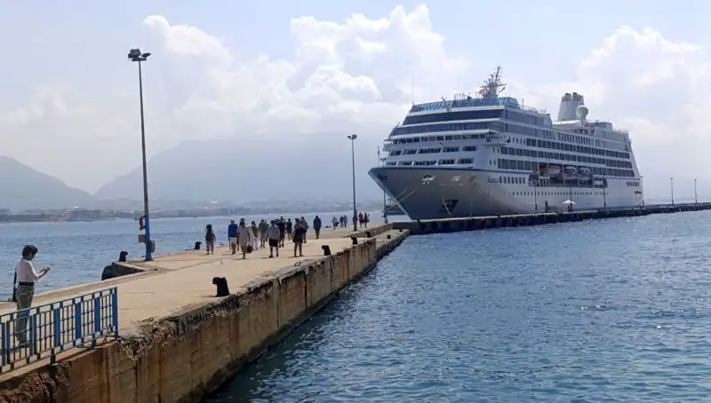 Alanya'da Kruvaziyer Heyecanı: ABD'li Turistler Kenti Ziyaret Etti