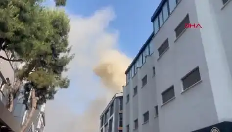 İstanbul'daki 4 Katlı İş Merkezinde Yangın: Ekipler Müdahalede Fakat Kontrol Altına Alamıyor