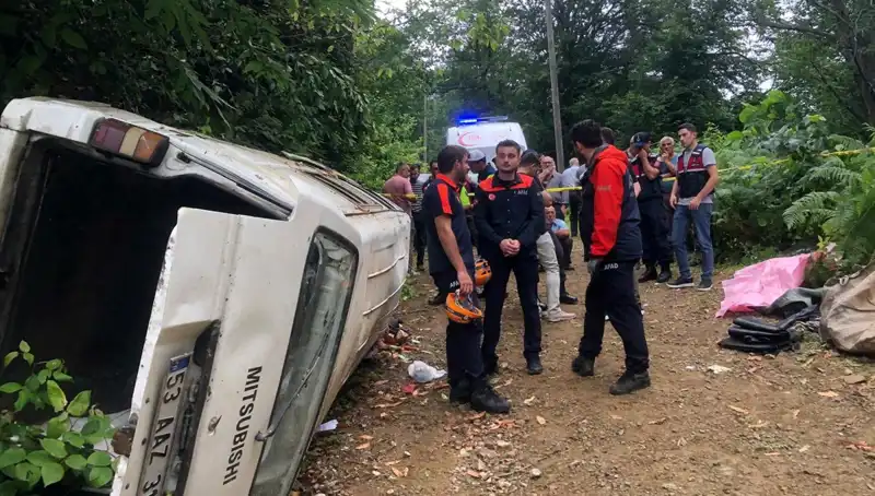 Rize'de Yamaçtan Yuvarlanan Minibüste Feci Kaza: İki Ölüm, Üç Yaralı