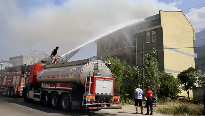 Çatı Katında Korkutan Yangın: İtfaiye Hızla Müdahale Etti