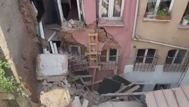 İstanbul’da Dehşet Anları: Üç Katlı Binanın Balkonu Çöktü!
