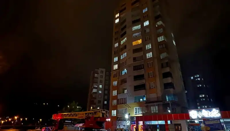 Yıldırım Düşmesi Apartman Çatısını Hasar Gördü! Olayın Ayrıntıları Neler?
