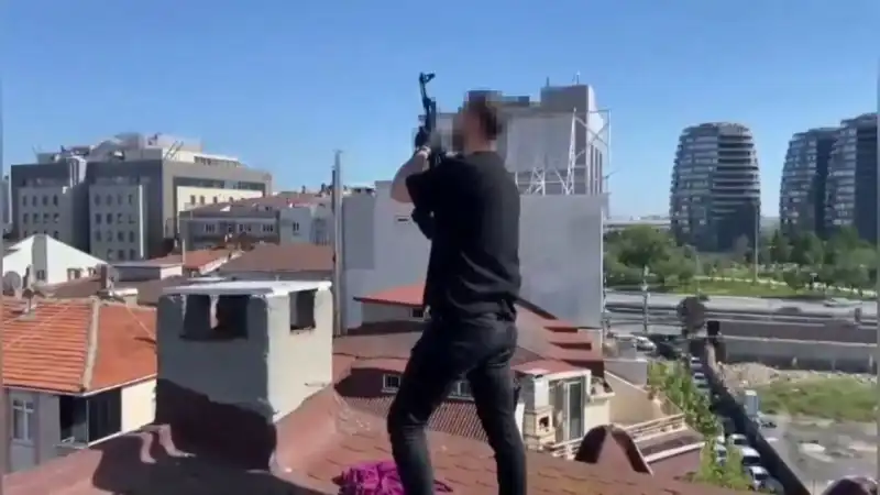 İstanbul'da Çatı Operasyonu: Bacadan AK-47 Silahı Çıktı