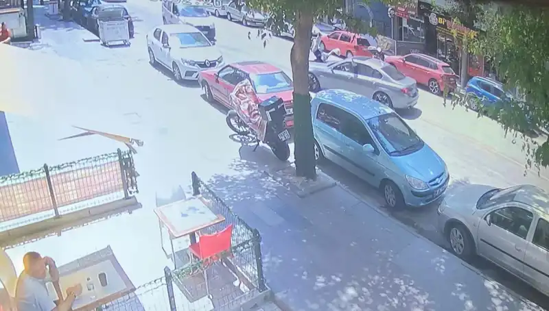 Karşıdan Karşıya Geçerken Araba Çarptı: O Anlar Güvenlik Kamerasında