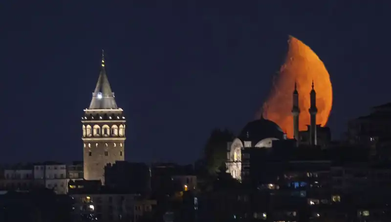 İstanbul'da Yarım Ay Görsel Şöleniyle Büyüledi: Şehir Geceye Dönüştü!