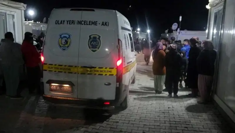 Husumetli İki Aile Arasında Çıkan Kavga Sokakları Kan Gölüne Çevirdi