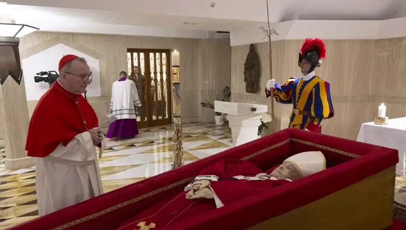 Papa’nın Tabutundaki Fotoğraflar İlk Kez Yayınlandı: Duygusal Anlar