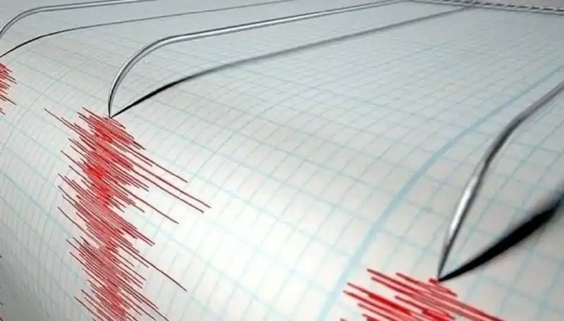 Ege Denizi'nde Gündüz Vakti 3.5 Büyüklüğünde Deprem Şoku