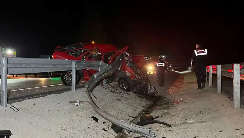 Bariyerlere Çarpan Otomobilin Korkunç Kazası: İki Kişi Hayatını Kaybetti