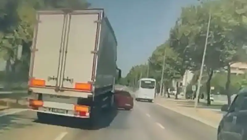 Bursa’da Kör Nokta Kazası: Sürücüler ve Yayalar Tehlikede