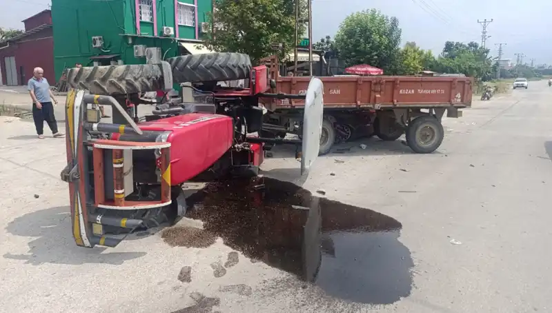 Traktör ile otomobil çarpıştı: Devrilen traktörde iki yaralı var!