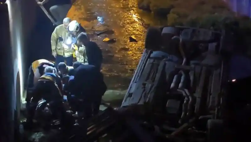 Yolda Yaralı Bırakıp Kaçan Sürücü, İtfaiye Ekipleri Tarafından Kurtarıldı