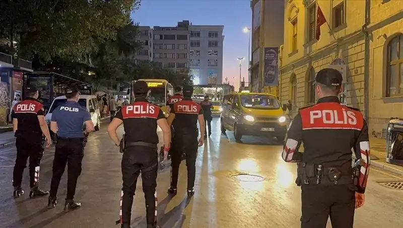 İstanbul'da İnanılmaz Operasyon: 4 Saatte Yüzlerce Gözaltı Yapıldı!