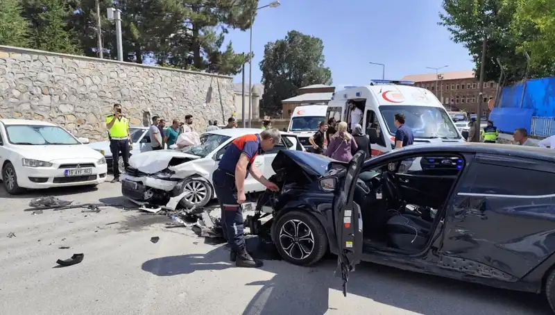 Bitlis’te Trafik Kazası: İki Otomobil Birbirine Girdi, 10 Yaralı