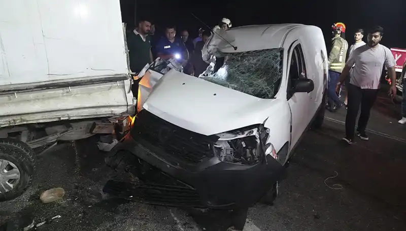 İstanbul'da Feci Kaza: Araçlar Çarpıştı, 3 Kişi Yaralı