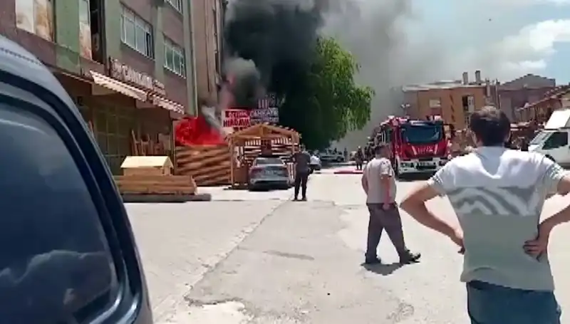 Ankara'da Büyük Yangın: İş Yerleri Alev Alev Yanıyor
