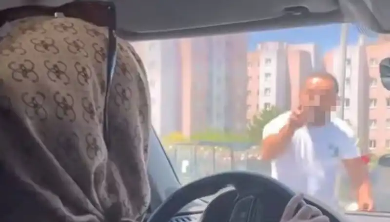 Trafikte Dehşet! Önünü Kesen Araçla Kavga Anları Görüntülendi