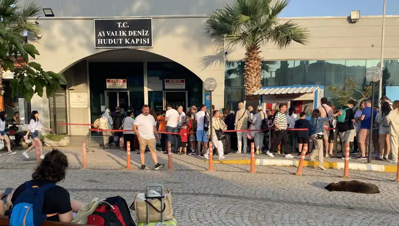 Bayramda Midilli Adası'na Yoğun İlgi: Tatilciler Akın Akın Gidiyor!