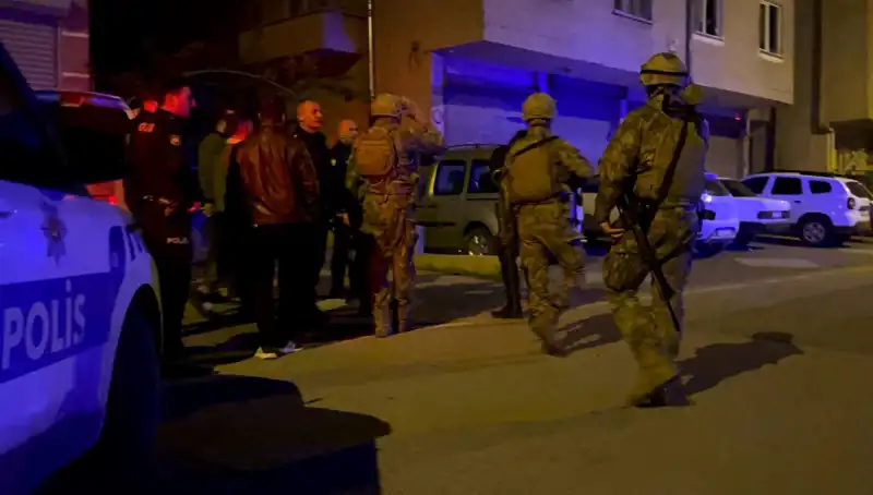 Balkondan Tüfekle Ateş Açan Şahsın İlginç Olayı: Polisle Yüz Yüze Geldi