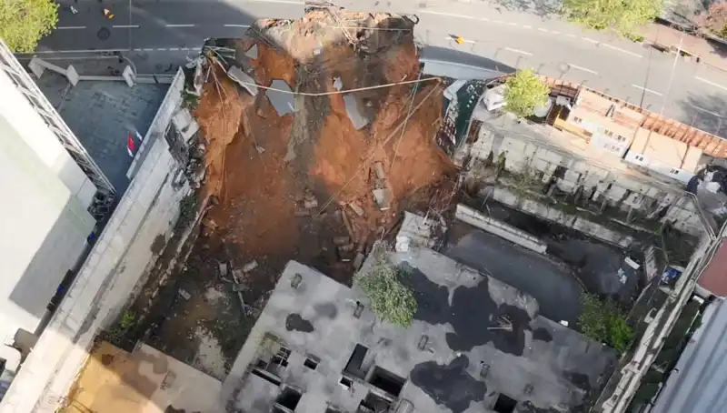 Sarıyer'de Ani Yol Çökmesi: Cadde Uzun Süre Trafiğe Kapatıldı