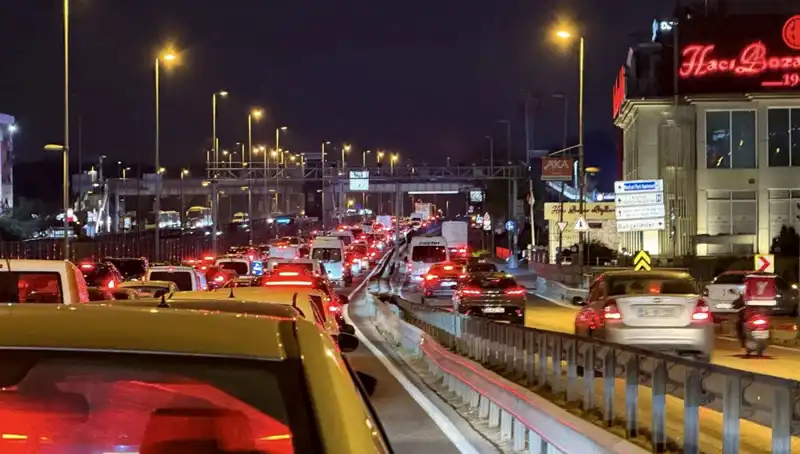Yenibosna Metrobüs Yaya Üst Geçidinde Beklenen Değişiklikler Başlıyor!
