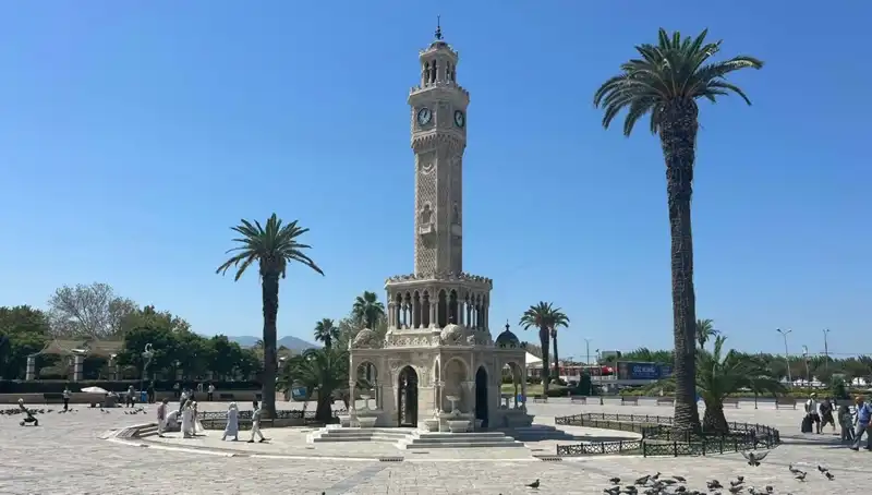 İzmir’de Sıcak Hava Dalgası: Bunalttı, Sokaklar Boşaldı!