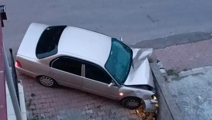 Kontrolü Kaybeden Araç Duvara Çarparak Kaza Yaptı: Son Durum Ne?