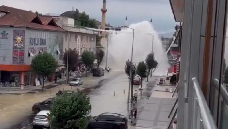 İçme Suyu Hattı Patladı: Şehirde Su Fışkırması Panik Yaratıyor!