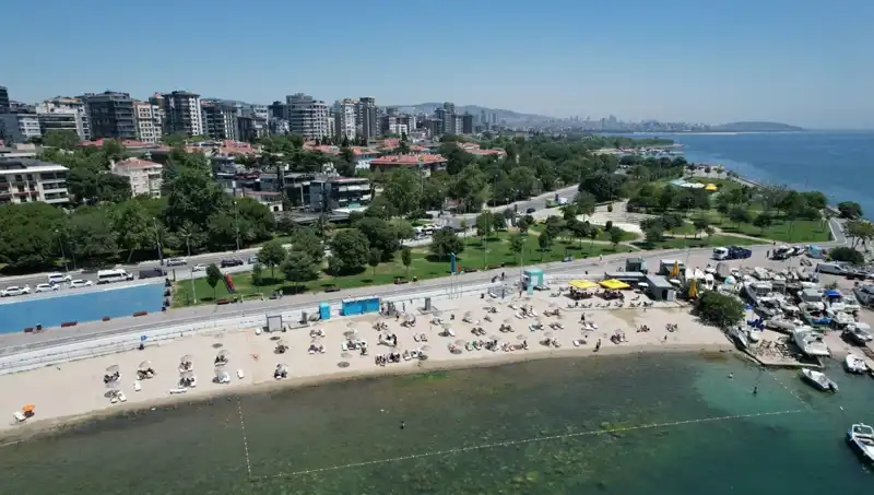 İstanbul’da Kavurucu Sıcaklar: Caddebostan Sahili Yerli ve Yabancı Turistlerle Dolu