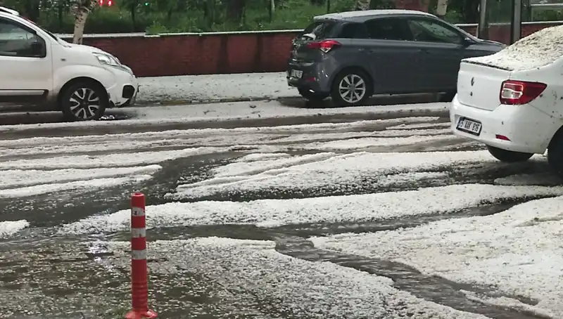Ardahan'da Dolu Felaketi: Şehir Beyaza Büründü, Hayat Durma Noktasına Geldi