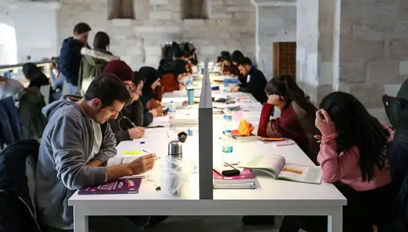 Üniversitelerin Yeni Dönem Başlangıç Tarihleri Belli Oldu, Öğrenciler Hazırlanıyor!