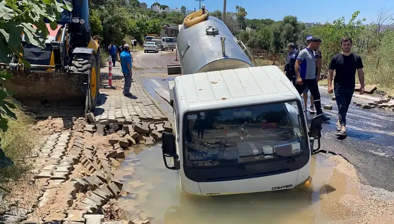 Bodrum’da Ana Su Hattı Patladı: Tanker Derin Çukura Düştü!
