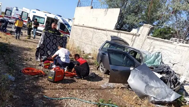 Lastiği Patlayan Aracın İstinat Duvarına Çarpması: Korkunç Kaza
