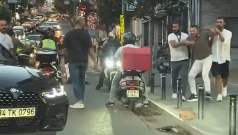 Nişantaşı'nda Yol Verme Kavgası: Kadına Sopa ile Saldırı Yapıldı