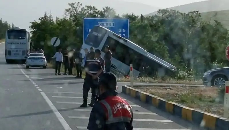 Isparta'da Tur Otobüsü ve Yolcu Otobüsü Çarpıştı: Yaralılar Hastaneye Kaldırıldı