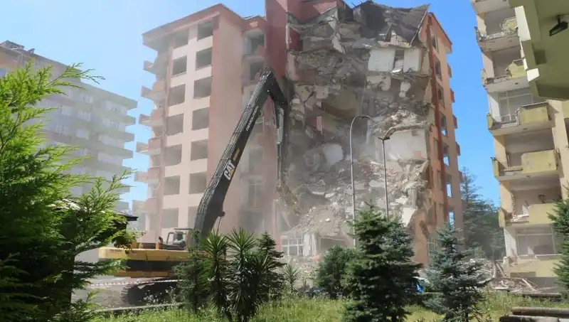 İki Bina Yıkıldı: İstanbul'da Dalgalar Deprem Gibi Salladı!