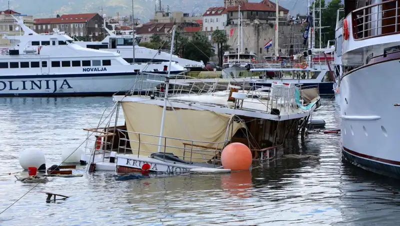 Hırvatistan'da Şiddetli Yağış ve Fırtına: Feribotun Çarptığı Gemi Batarak Korku Dolu Anlar Yaşattı