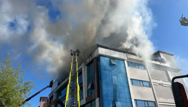 Esenyurt'ta Tekstil Atölyesinde Yangın: Büyük Kayıp ve Seyirci Kalabalığı