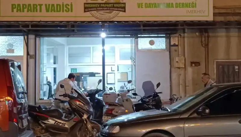 Yerel Restoran Önünde Bıçaklı Kavga: Bir Kişi Agır Yaralandı